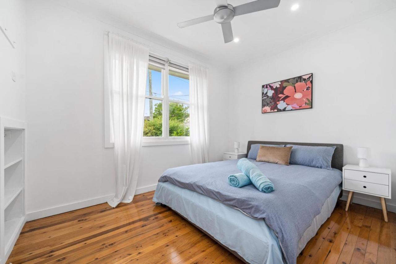 Big Stylish 3 Bed House With Free Parking Holiday home Oatlands