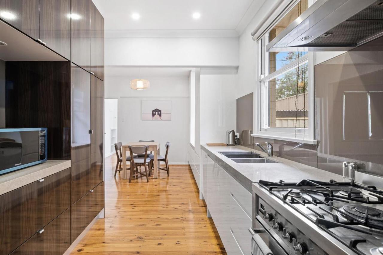 Big Stylish 3 Bed House With Free Parking Oatlands