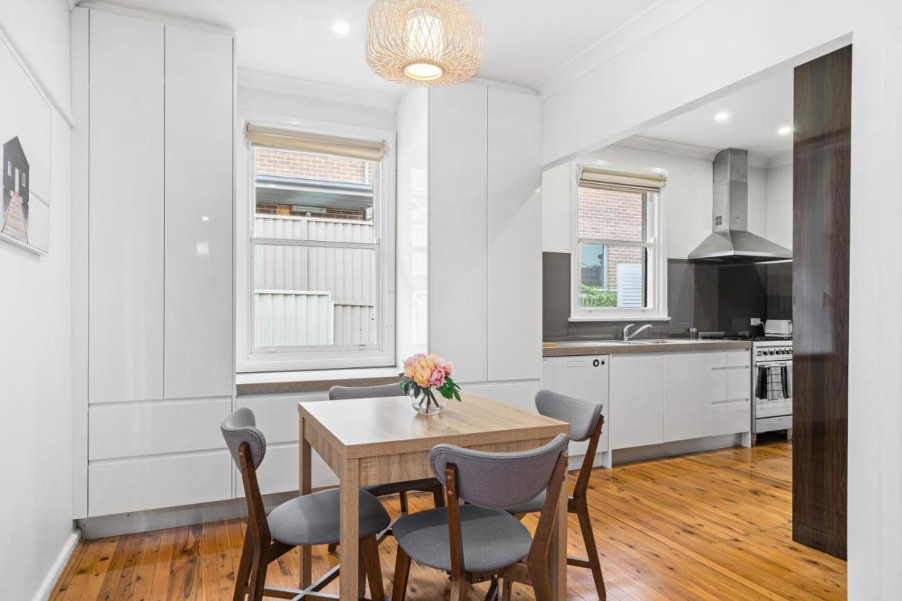 Big Stylish 3 Bed House With Free Parking *