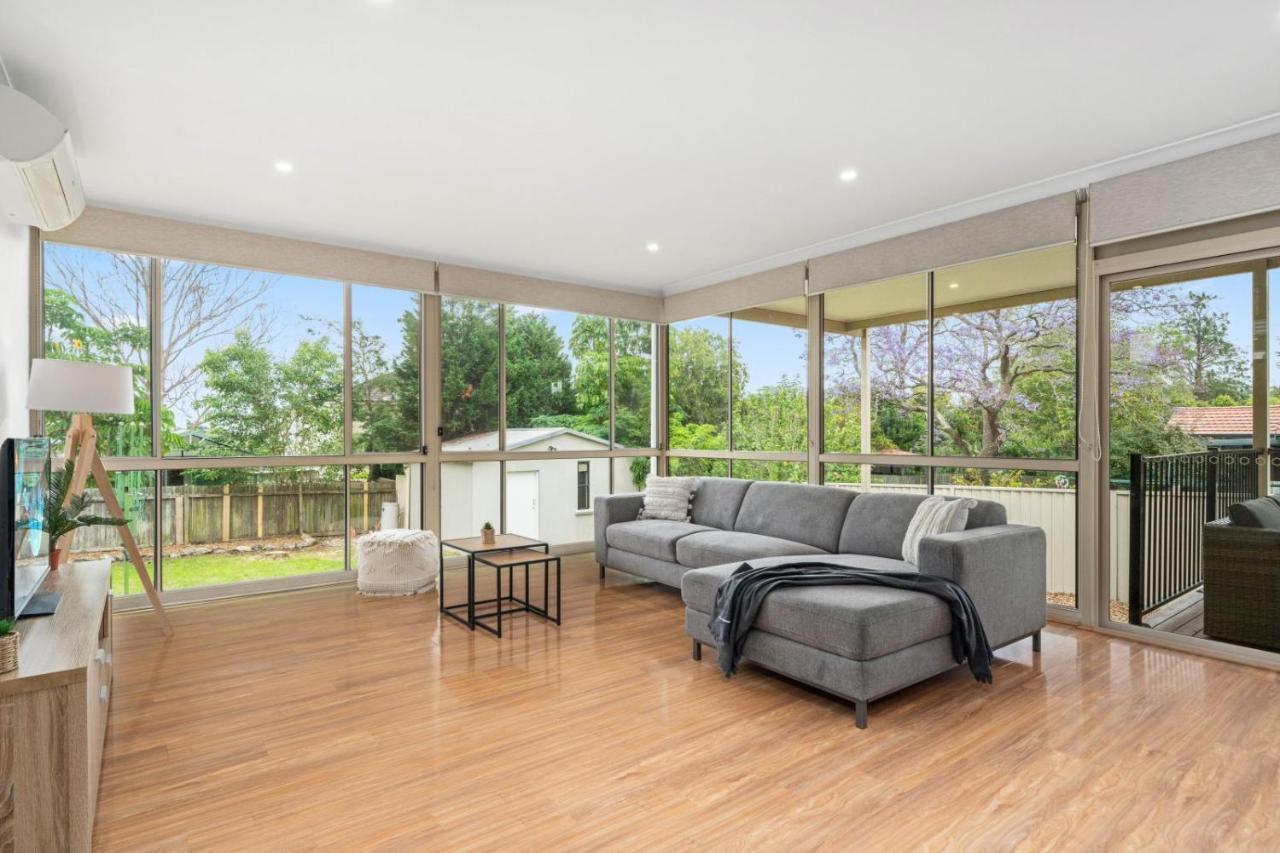 Big Stylish 3 Bed House With Free Parking Holiday home Oatlands